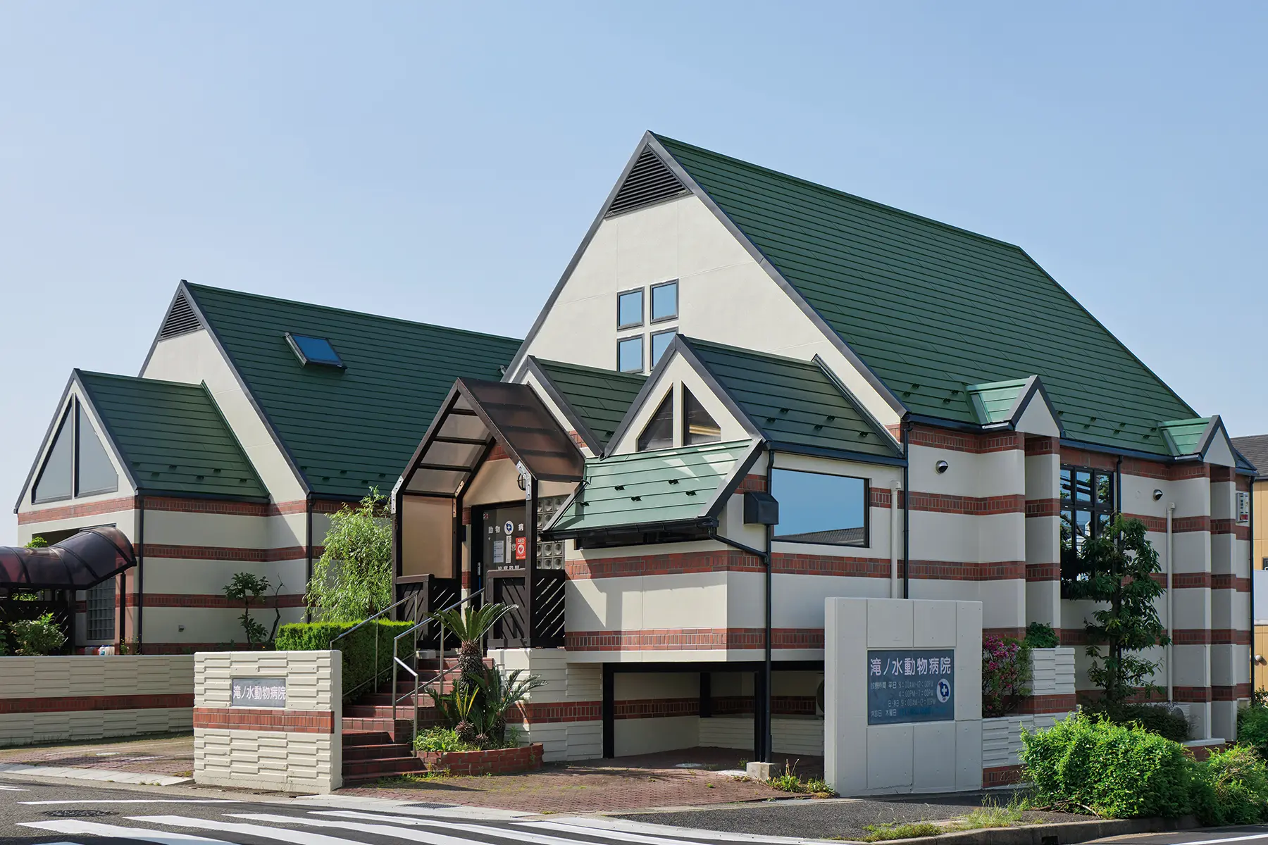 カジュアルなグリーン色の屋根であたたかさを表現｜施工例｜ニチハ株式会社