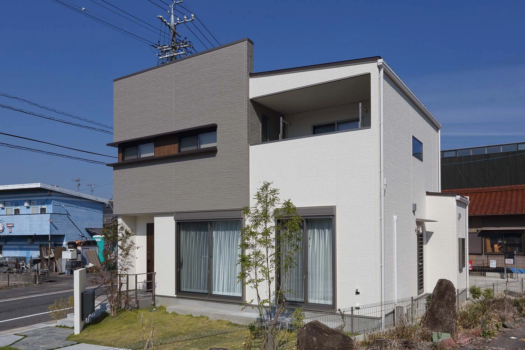 個性をもたせつつも、街行く人に主張しすぎないデザインをテーマ