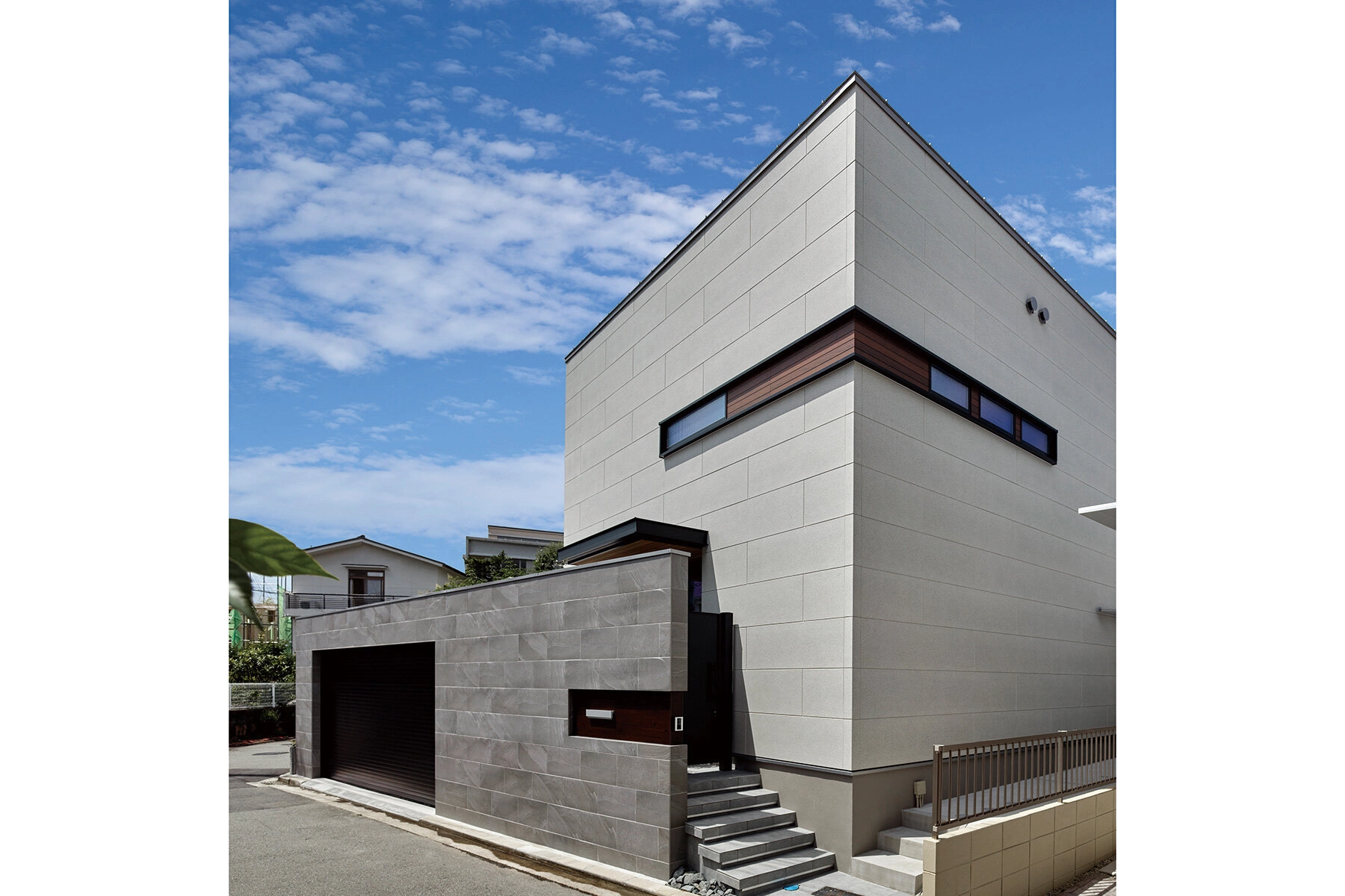 外に閉じ中に開く、中庭を囲む変形L字型の建物｜施工例｜ニチハ