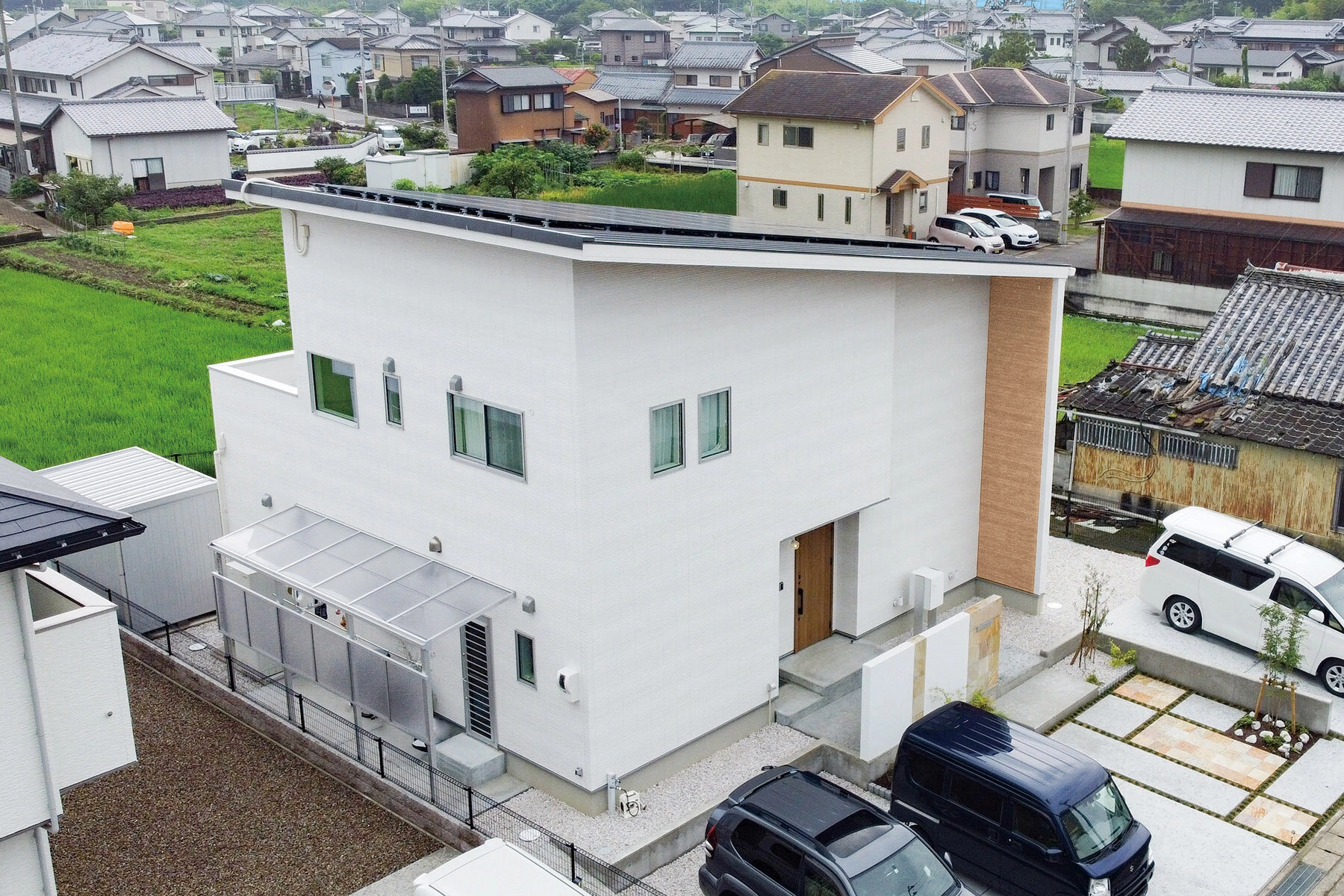 緩やかな片流れと大きな庇を設けた、シンプルかつインパクトの