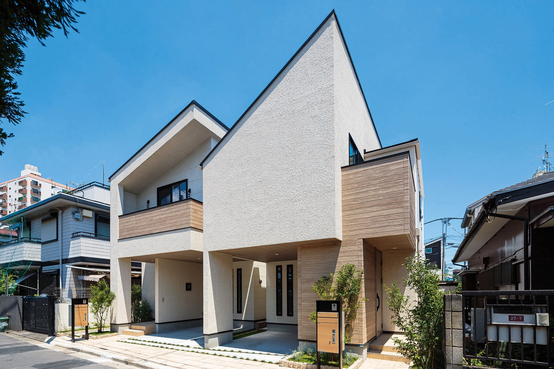 閑静な住宅街に佇む2棟の戸建て住宅｜施工例｜ニチハ株式会社