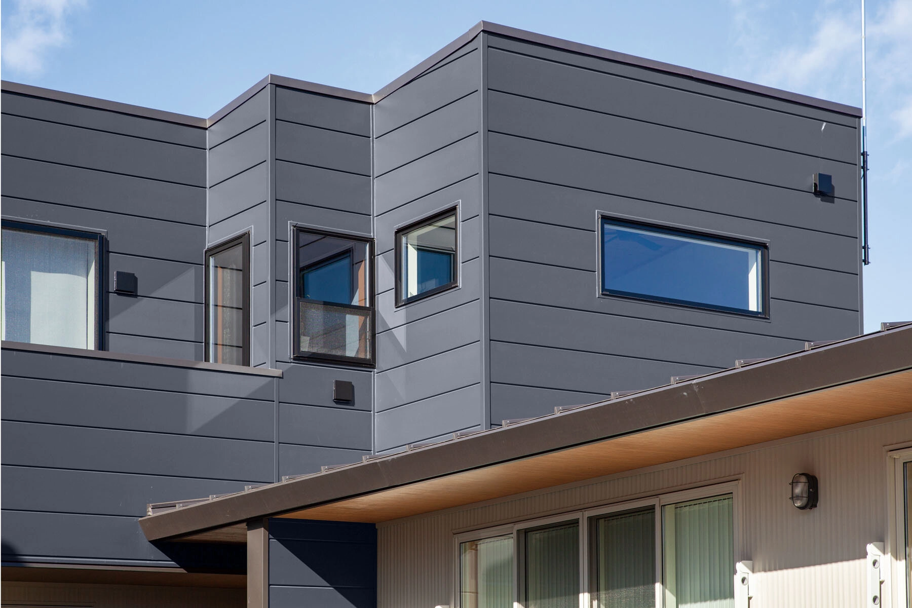 ニチハ/金属サイディング1CM2GO4Z（レイキーチャコール）