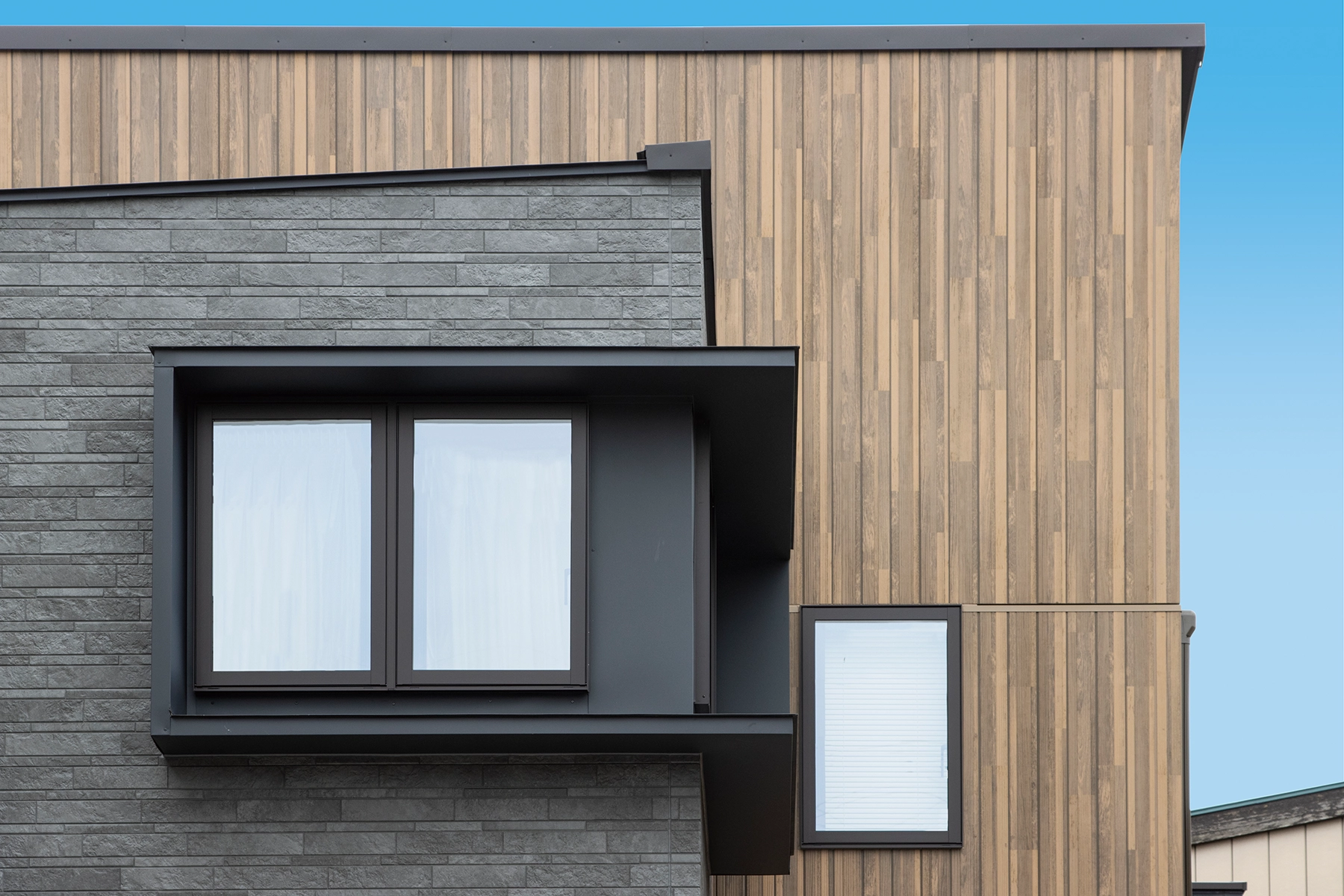 素材感の異なる4柄を建物の凹凸で張り分けた存在感のある外観｜施工例