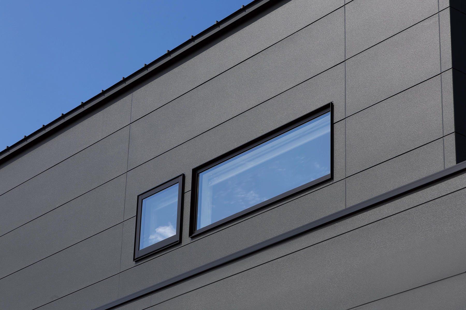 ニチハ 外壁 フラット 3×10板 シンプルなキューブフォルムに、ルビドフラットのブラック色がマッチ